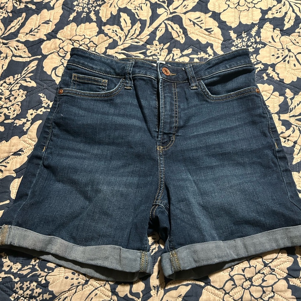 Butt lifting blue Jean shorts